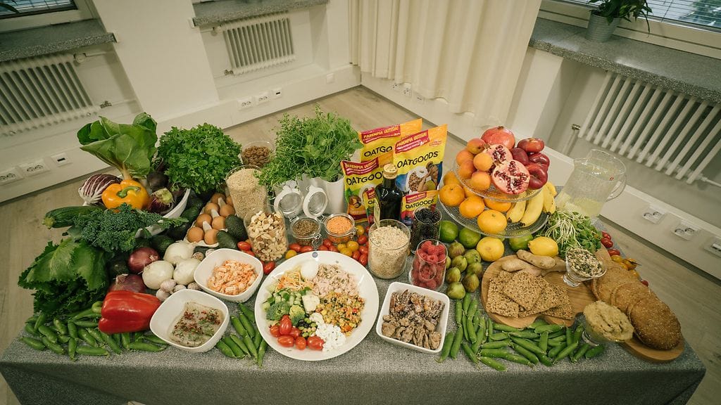 Olet_mita_syot_S2_EPS5_kari_kanala_003_poyta