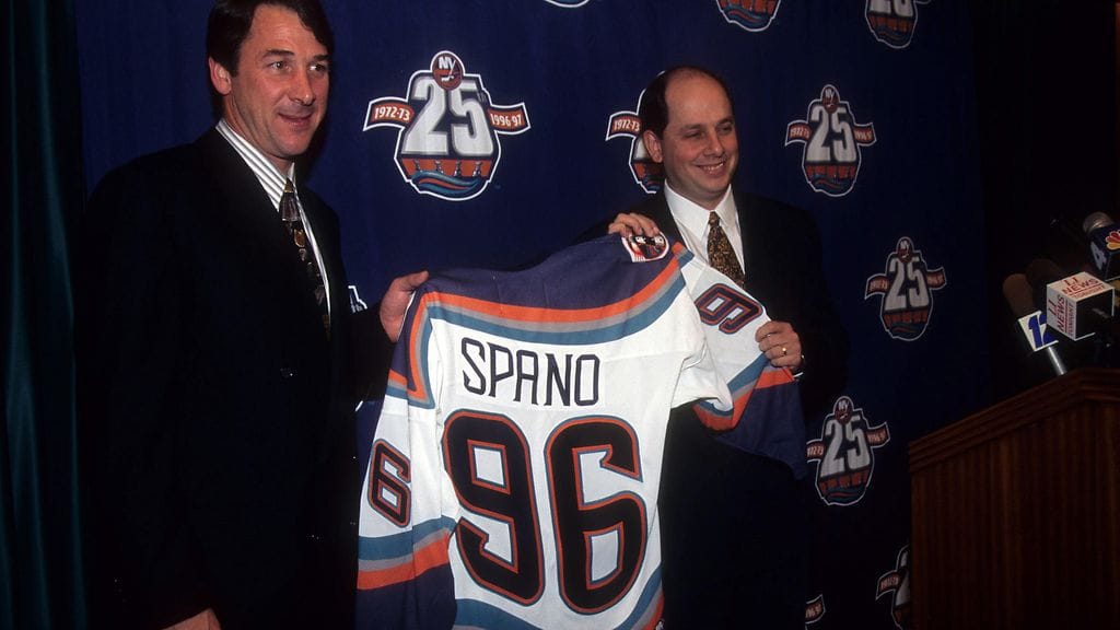 New York Islandersin uusi omistaja John Spano (oik.) poseeerasi kameroille New York Islandersin GM Mike Milburyn kanssa lehdistötilaisuudessa lokakuussa 1996.