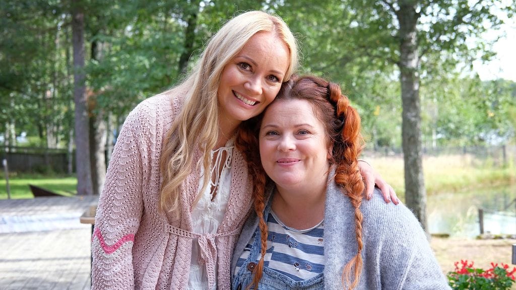 Marja Hintikka saa vieraikseen Villa Hintikalle Kiti Kokkosen, Sami Sykön ja Ina Mikkolan.