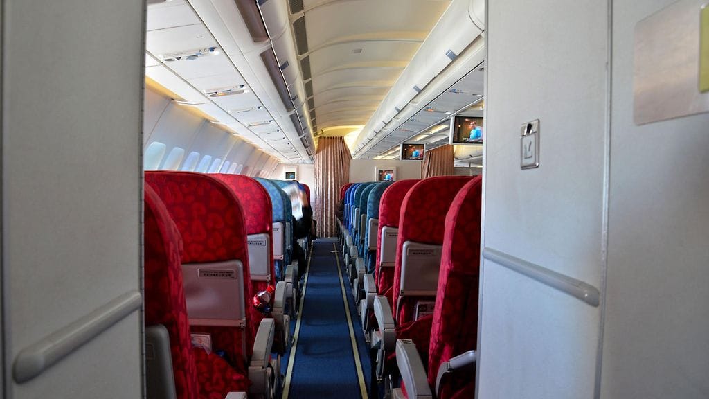 Malesialaisella lennolla luikerteli jotain sinne kuulumatonta. Kuvituskuva.