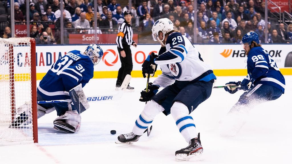 Patrik Laine hääri vaarallisena Toronto Maple Leafsin maalinedustalla.