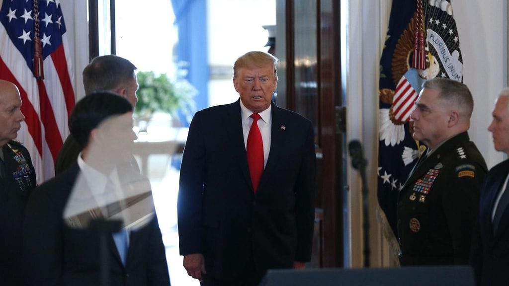 Donald Trump lehdistötilaisuus Valkoinen talo sisääntulo 8.1.2020 2