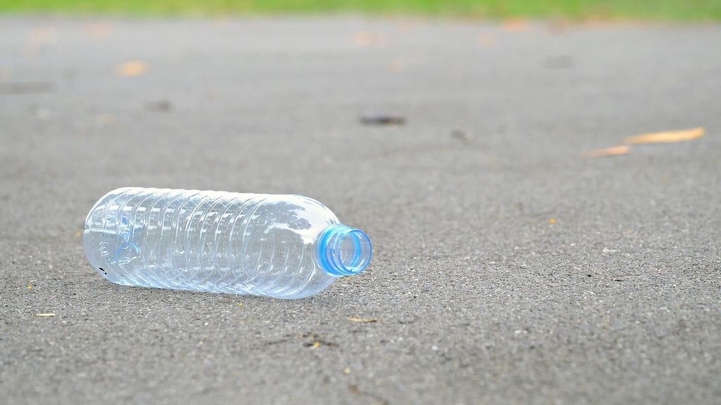 Noin vuoden ikäinen kiinalaistaapero antoi opetuksen autoilijalle, joka heitti muovipullon auton ikkunasta.