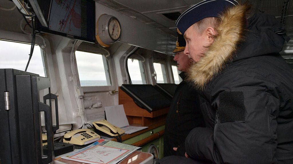 Venäjän presidentti Vladimir Putin seurasi torstaina Krimillä suuria sotaharjoituksia, joissa testattiin muun muassa Kalibr-risteilyojuksia ja Kinzhal-yliääniohjuksia.