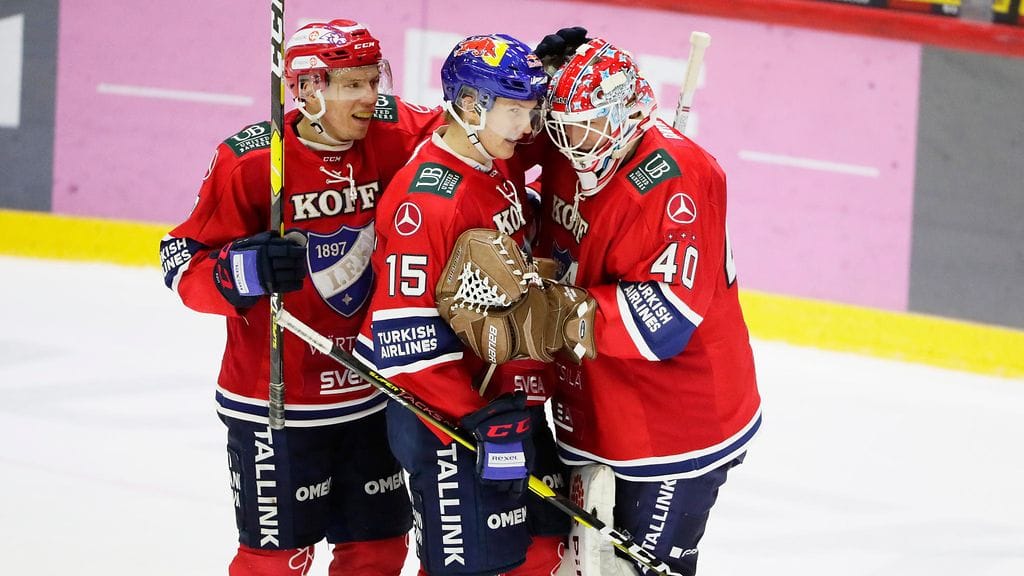 Jan Lundell (oikealla, numero 40), hyppäsi kehiin HIFK-SaiPa-ottelun loppuhetkillä.