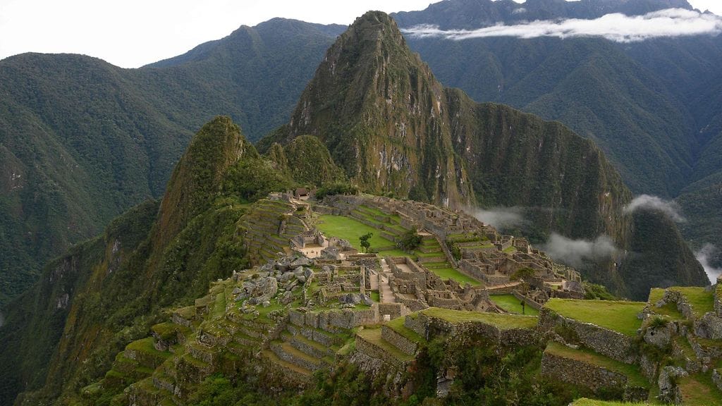 Machu Picchu sijaitsee vuoren huipulla, noin 100 kilometrin päässä vuoristokaupunki Cuscosta.