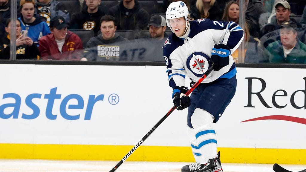 Patrik Laine juonimassa Boston Bruinsia vastaan.