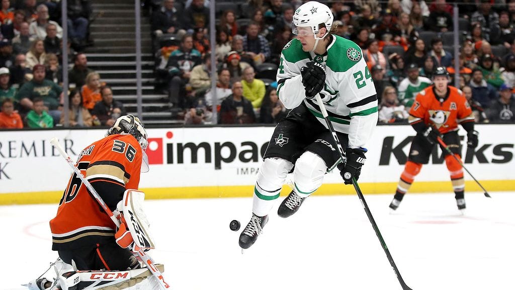 Roope Hintz häärimässä häirintätöissä Anaheim Ducksin maalilla.