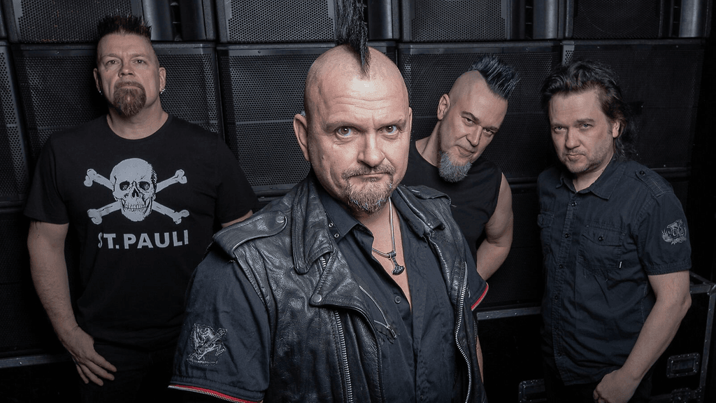 Klamydia-yhtyeen uusi rumpali on Pasi Helin (oik.).