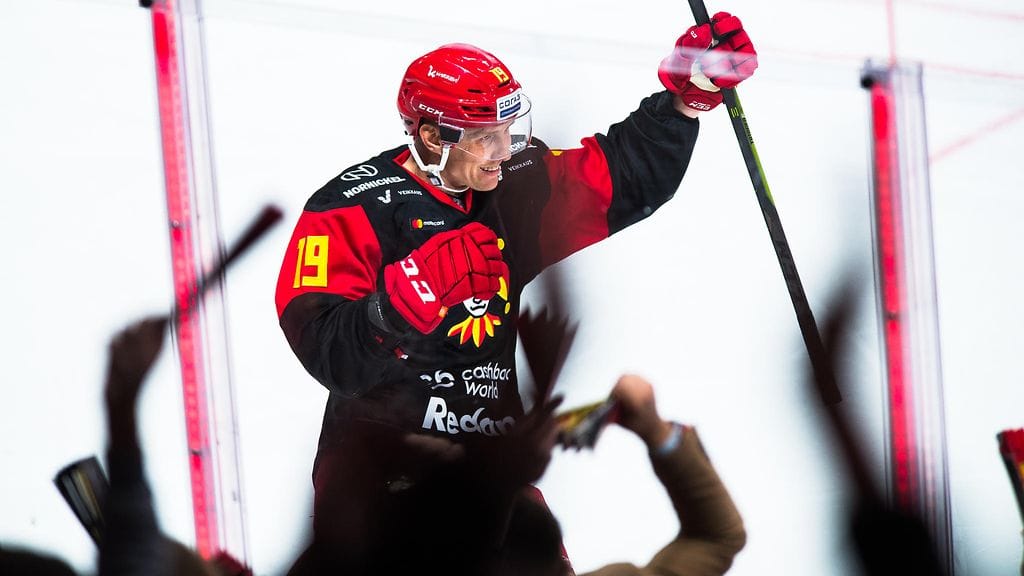 Veli-Matti Savinainen on tänään kaukalossa.