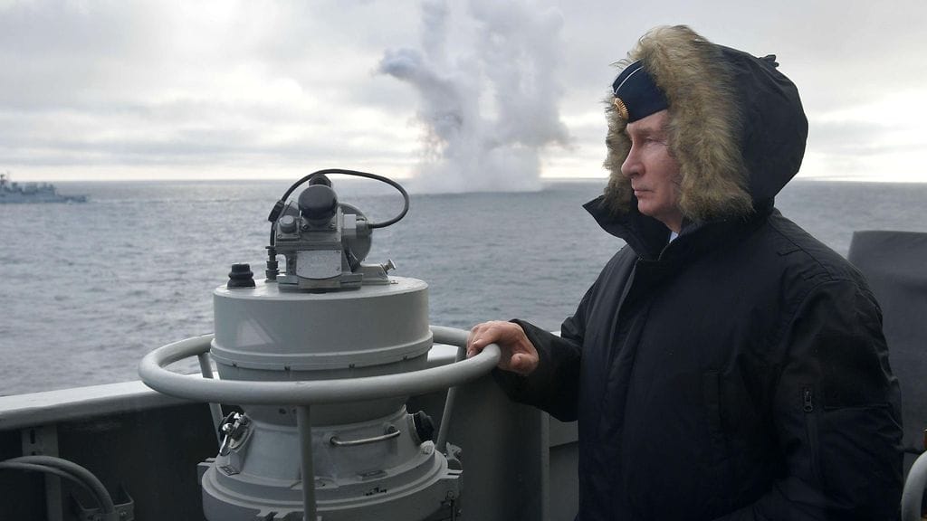 Venäjän presidentti Vladimir Putin seurasi torstaina Krimillä suuria sotaharjoituksia, joissa testattiin muun muassa Kalibr-risteilyojuksia ja Kinzhal-yliääniohjuksia. Kyseessä olivat Mustanmeren ja Pohjoisen laivaston yhteiset harjoitukset.