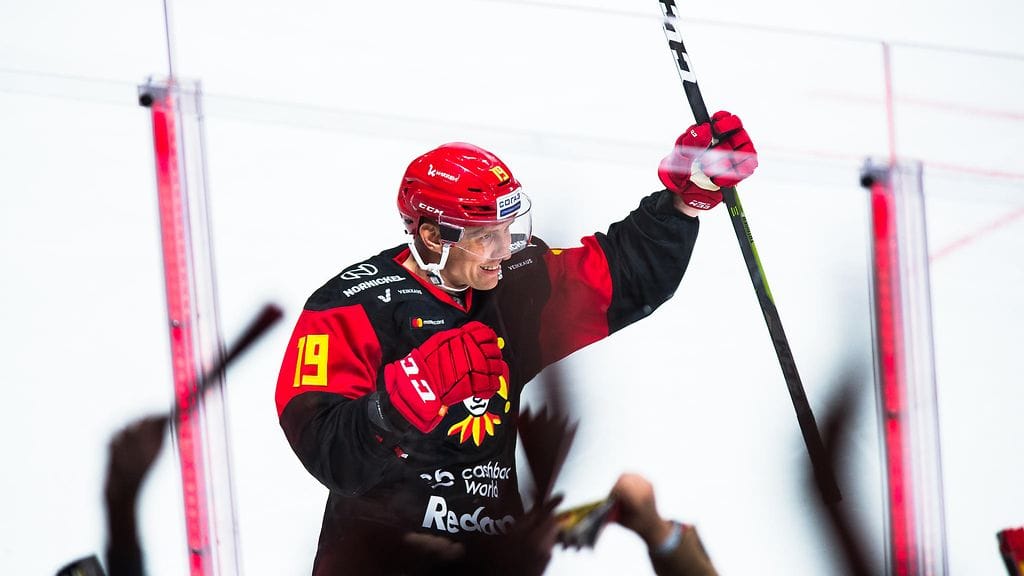 Veli-Matti Savinainen pääsi tuulettamaan alivoimamaalia perjantai-illan kierroksella.