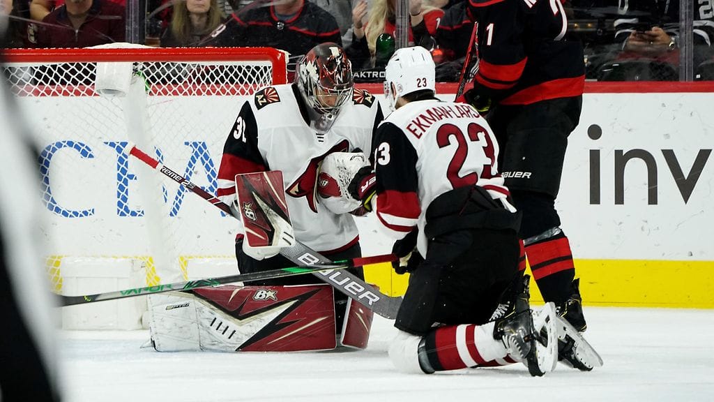 Antti Raanta joutui jättämään ottelun Carolina Hurricanesia vastaan kesken.
