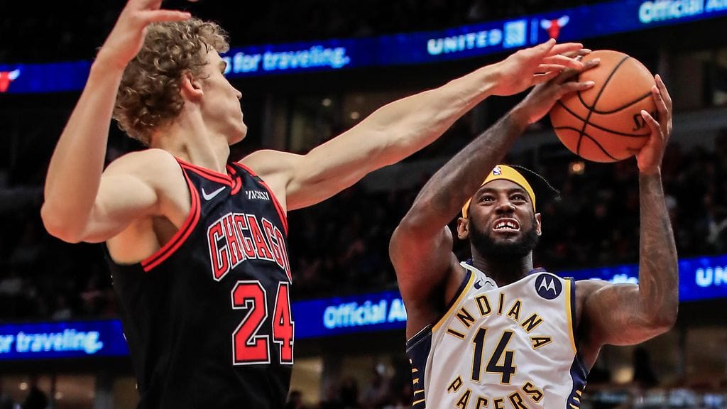 Lauri Markkanen yritti estelä Indiana Pacersin JaKarr Sampsonia.