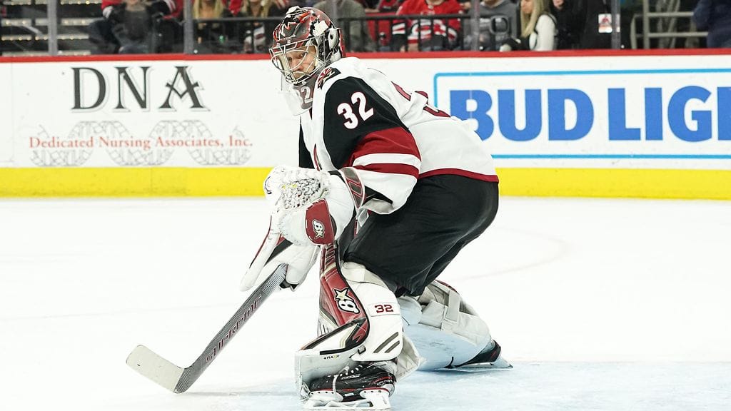 Antti Raanta loukkaantui Carolina Hurricanesia vastaan.
