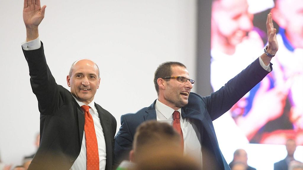Työväenpuolueen kärkiehdokkaat Chris Fearne ja Robert Abela (kuvassa oikealla). Abela valittiin Maltan uudeksi pääministeriksi.
