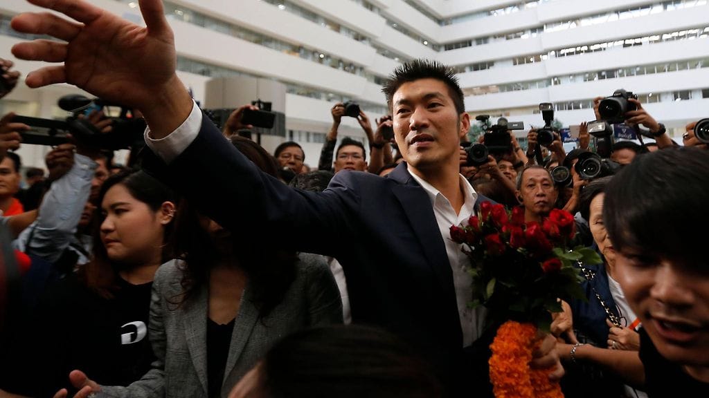 Miljardööri Thanathorn Juangroongruangkit (kuvassa keskellä) jakoi punaisia ruusuja perustuslakituomioistuimen edessä marraskuussa.