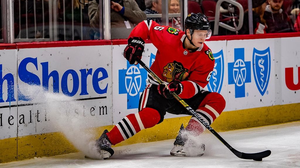 Olli Määttä kiekossa Anaheim Ducksia vastaan.