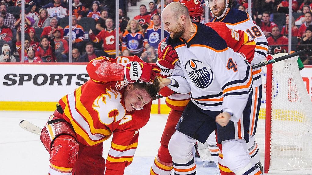 Zach Kassian kosti Matthew Tkachukin teot nyrkein.