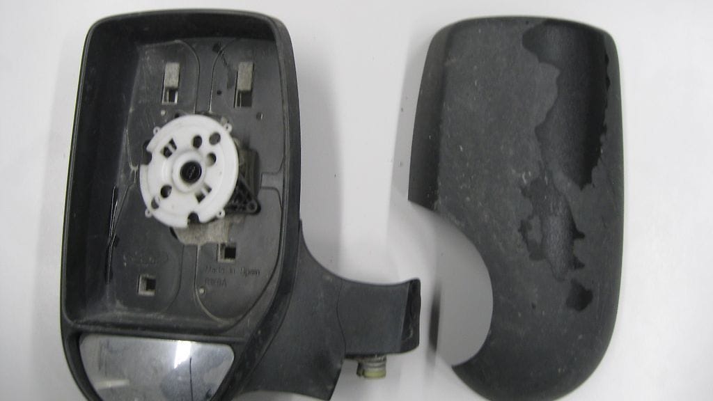 Kuva Ford Transit vuosimallin 2000-2013 pakettiauton peilistä, joka oli jäänyt yliajopaikalle uhrin läheisyyteen. Kuva: Poliisi