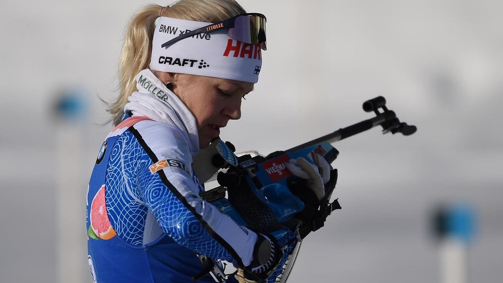 Kaisa Mäkäräinen voitti ampumahiihdon yhteislähtökilpailun Saksan Oberhofissa.