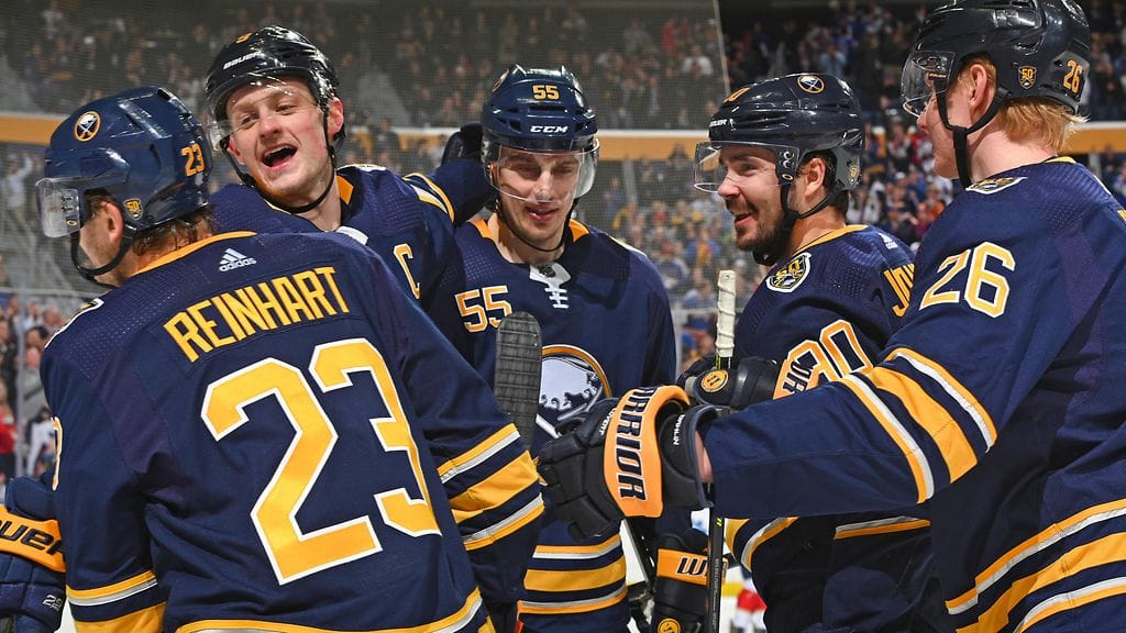 Rasmus Ristolainen (kesk.) varmistaa, että hänen joukkuetoverinsa ovat hereillä otteluun.