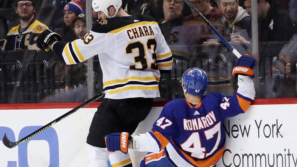 Zdeno Chara runttasi Leo Komarovin laitaan.