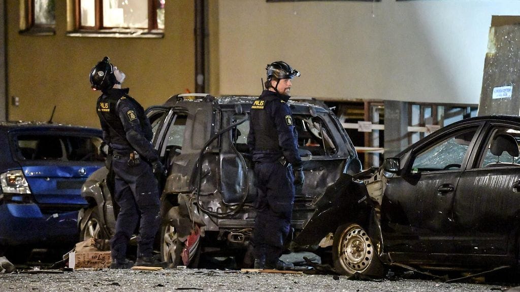 Poliiseja Gyllenstiernsgatanilla Östermalmin kaupunginosassa Tukholman keskustan liepeillä 13. tammikuuta 2020. Kadulla sijaitsevan kerrostalon rappukäytävässä räjähti pommi.
