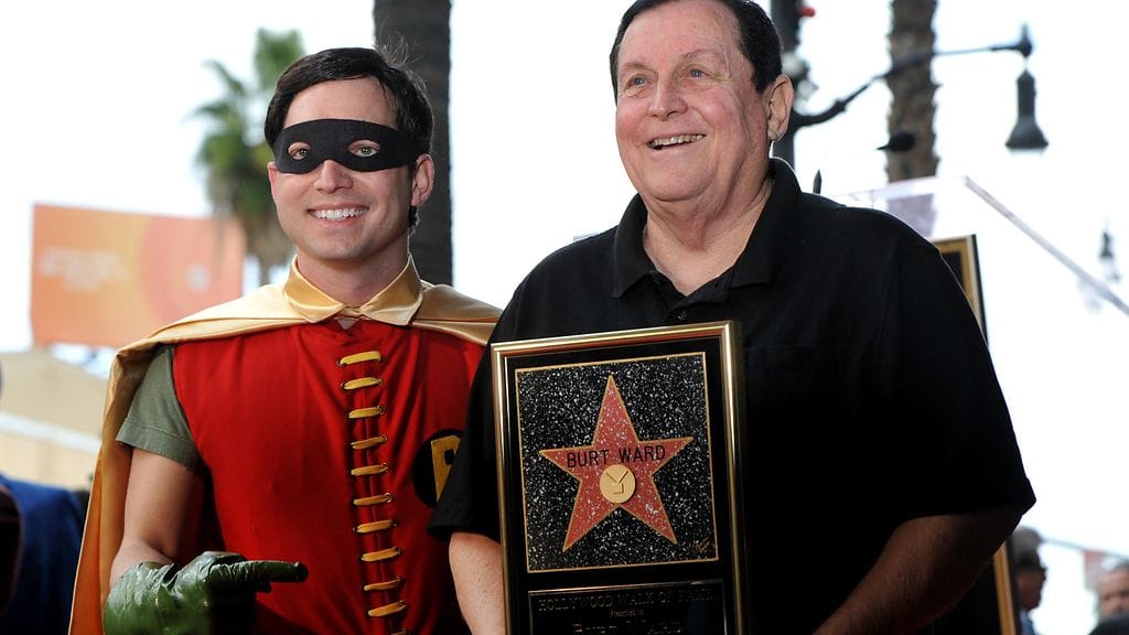 Burt Ward (oikealla) tuli tunnetuksi Batmanin apurina Robinina.