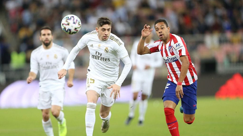 Fede Valverde katseli punaista korttia sunnuntai-iltana Saudi-Arabiassa.