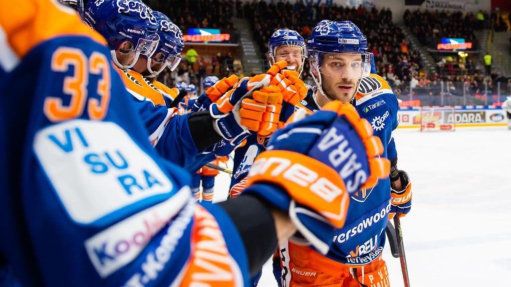 Charles Bertrand juhlisti joukkuetovereiden kanssa maalia TPS-ottelussa.