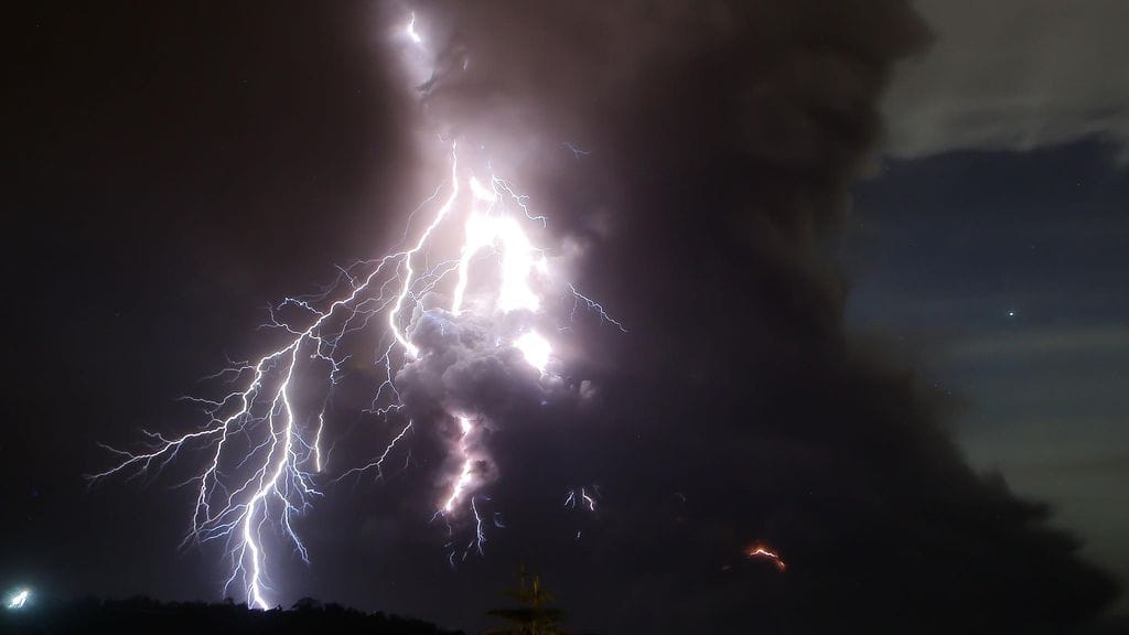 Filippiineillä ainakin 20 000 ihmistä on hakenut suojaa evakuointikeskuksista tulivuoren syöstyä ilmaan tuhkaa ja laavaa.