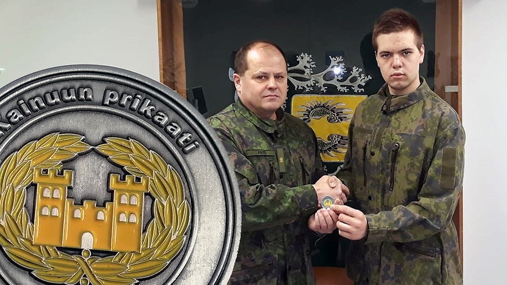 Prikaatinkenraali Tuomo Repo luovutti alokas Sami Prännylle komentajan kolikon.