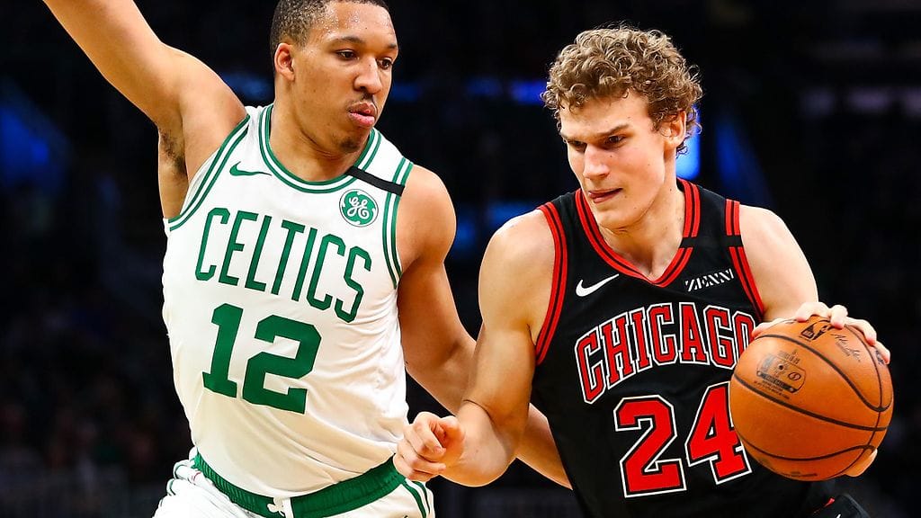 Chicago Bullsin Lauri Markkanen yritti ohittaa Boston Celticsin Grant Williamsin.
