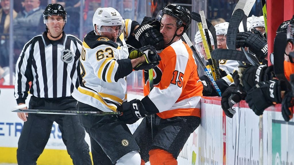 Boston Bruinsin Brad Marchand kähinöi Philadelphia Flyersin Matt Niskasen kanssa.