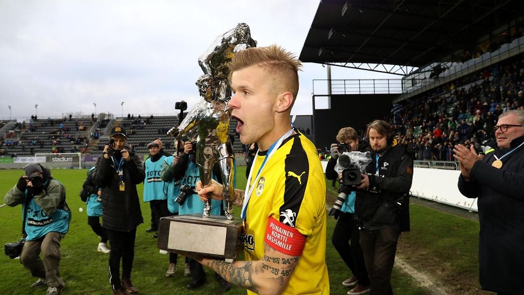 Petteri Pennanen nosti syksyllä Veikkausliigan voittopokaalin ilmaan Turun Kupittaalla.