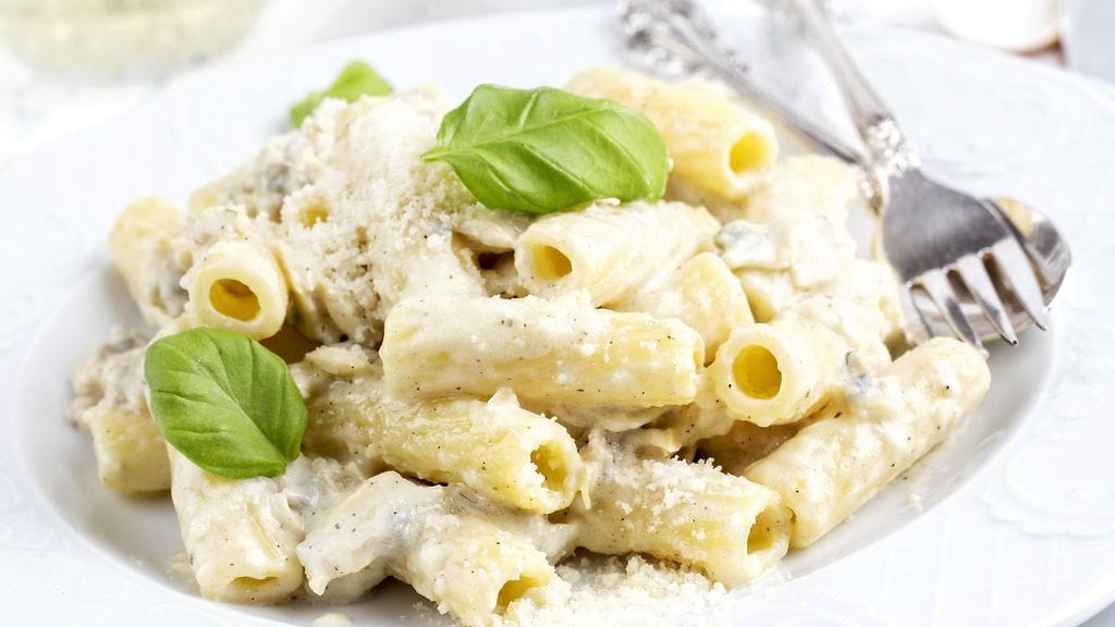 Kermainen pastakastike onnistuu myös tuorejuustosta.