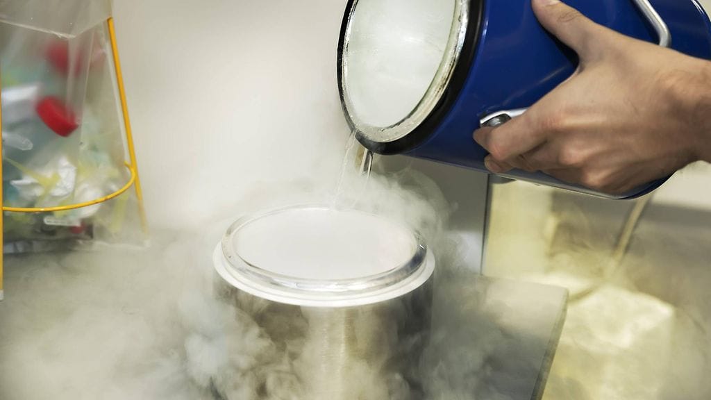 Henkilö käsittelee nestemmäistä typpeä. Ainetta käytetään ruumiiden jäädyttämiseksi tilaan, josta ne yrityksen mukaan voitaisiin mahdollisesti palauttaa henkiin myöhemmin.