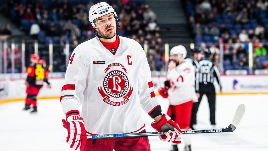 Jevgeni Artjuhin sikaili itsensä suihkuun Jokereita vastaan. Jyrän alle jäi puolustaja Alex Grant.