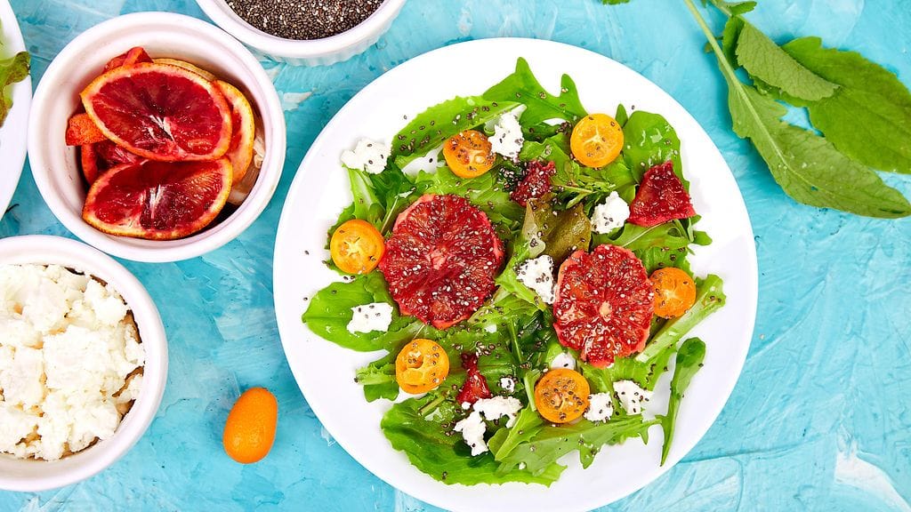 Mahtava makupari veriappelsiinille on esimerkiksi feta. Testaa veriappelsiini-fetasalaattia!