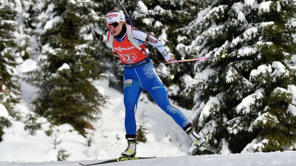 Suvi Minkkinen haki Ruhpoldingista uransa ensimmäiset maailmancupin pisteet. Kuvassa Minkkinen Hichfilzenin viestissä joulukuussa.