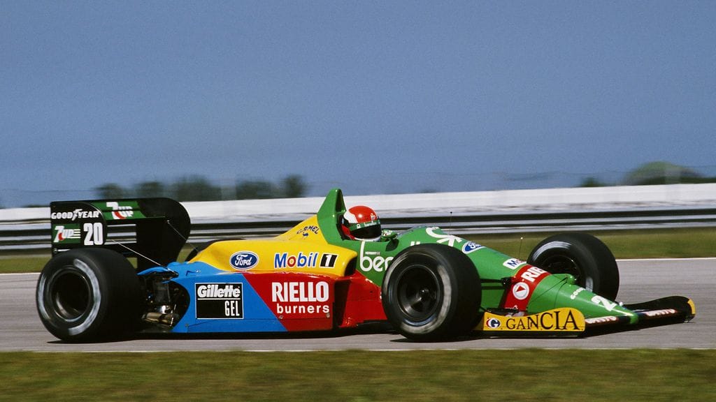 Johnny Herbert debytoi F1-sarjassa Benettonilla Brasiliassa vuonna 1989. Menoa haittasi loukkaantuminen edellisvuoden kolarissa. Herbert kuitenkin keksi keinon päästä yli helvetillisestä kivusta.