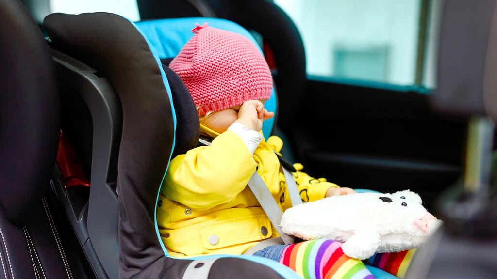 Äiti joutui myrskyn silmään imetettyään vauvaansa samalla autoa ajaessaan. Kuvituskuva.