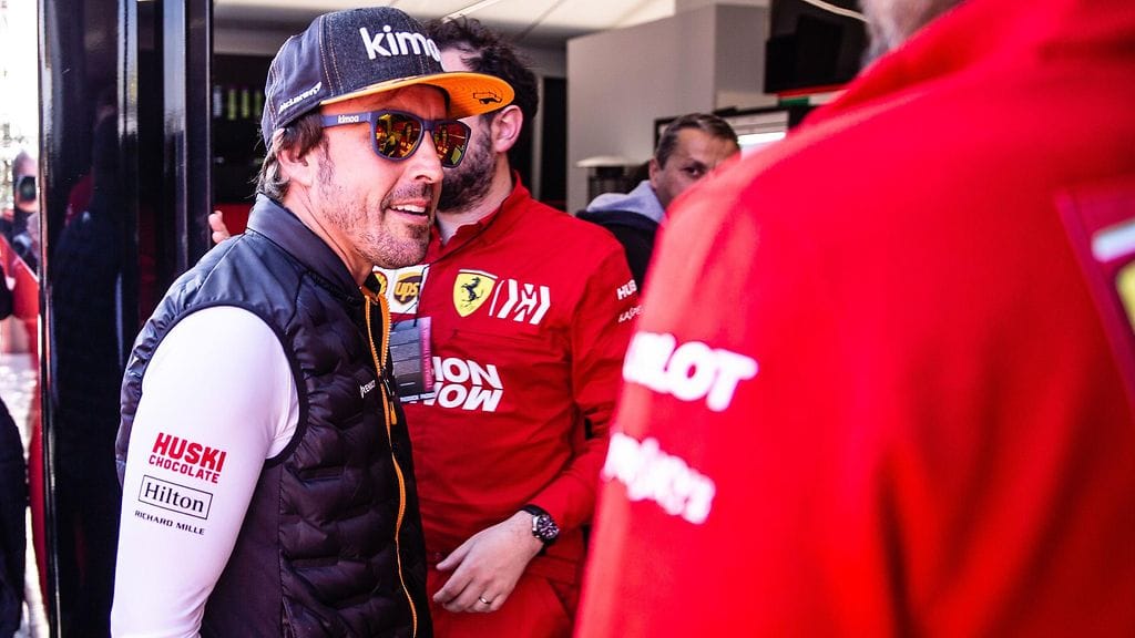 Fernando Alonso vierailulla Ferrarin pilttuussa vuoden 2019 F1-testeissä Barcelonassa.