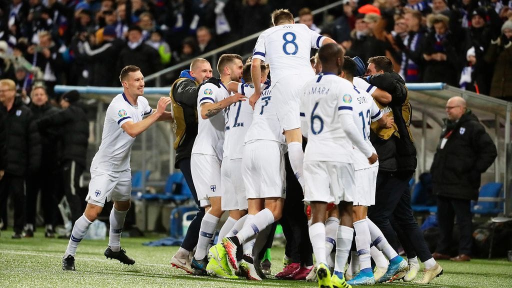 Huuhkajat palkittiin Vuoden joukkue -palkinnolla.