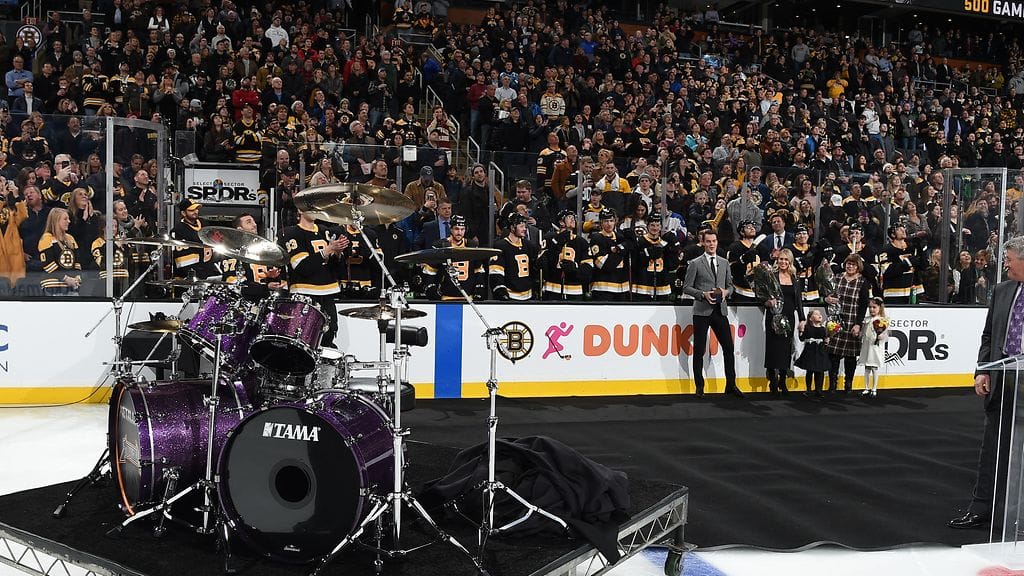 Metallica lahjoitti komean rumpusetin Tuukka Raskille.
