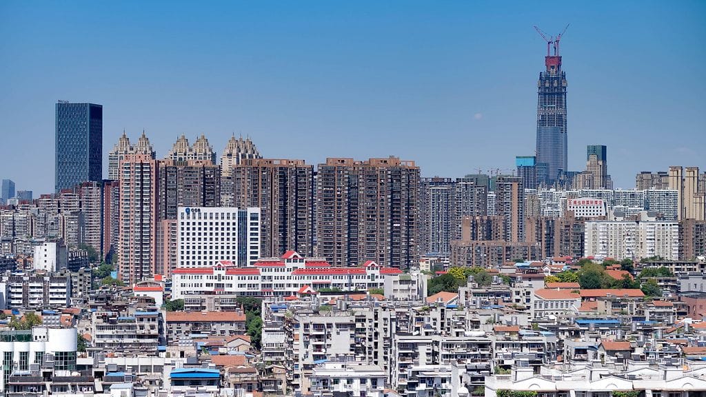 Wuhan on yksi lukuisista Kiinan miljoonakaupungeista. Nopea väestönkasvu ja kaupungistuminen kiihdyttävät eläinperäisten virusten mahdollisuuksia tarttua ihmisiin.