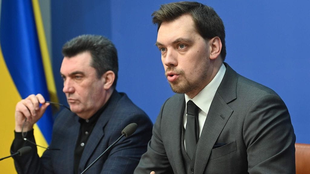 Ukrainan pääministeri Oleksi Hontsharuk (oik.) on tarjoutunut eroamaan pääministerin paikalta.