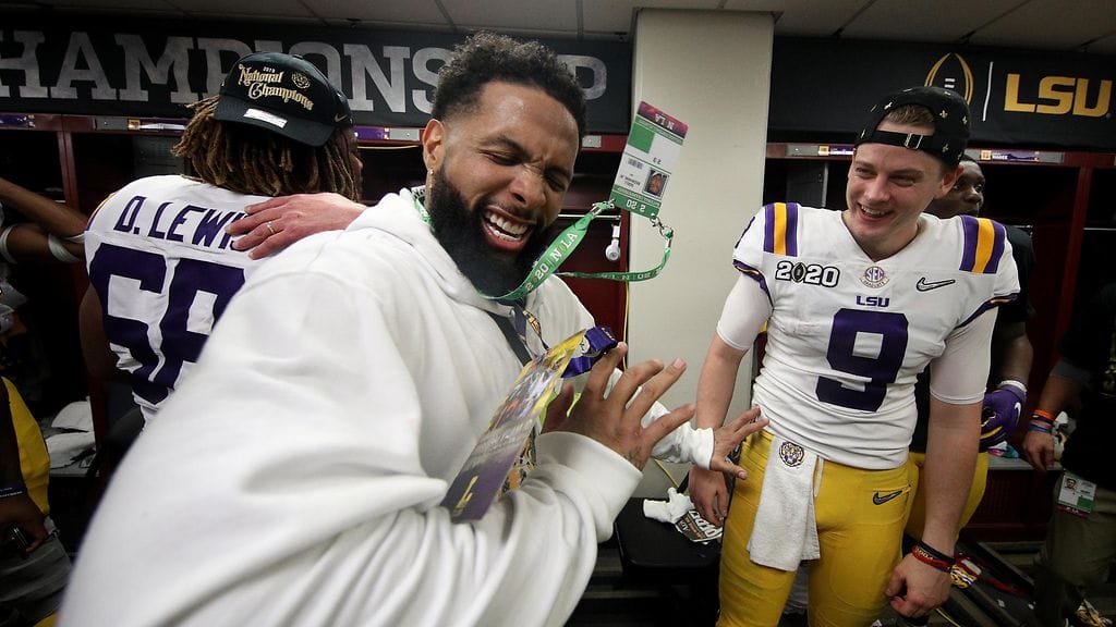 Odell Beckham jr juhli LSU Tigersin pelaajien kanssa pukukopissa yliopistomestaruuden varmistuttua.