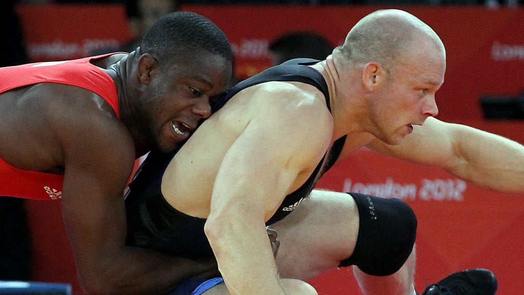 Rami Hietaniemi (oik.) paini Ranskan Melonin Noumonvia vastaan Lontoon olympialaisissa 2012.